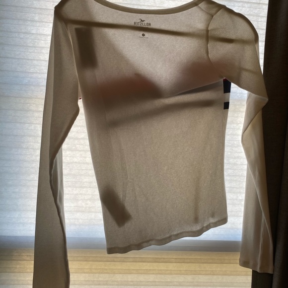 Hollister top. - Picture 2 of 4